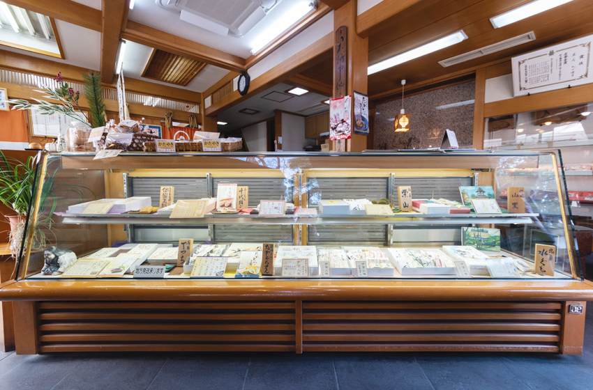 和菓子・御餅・御赤飯の老舗 『いせや』店内ショーケース